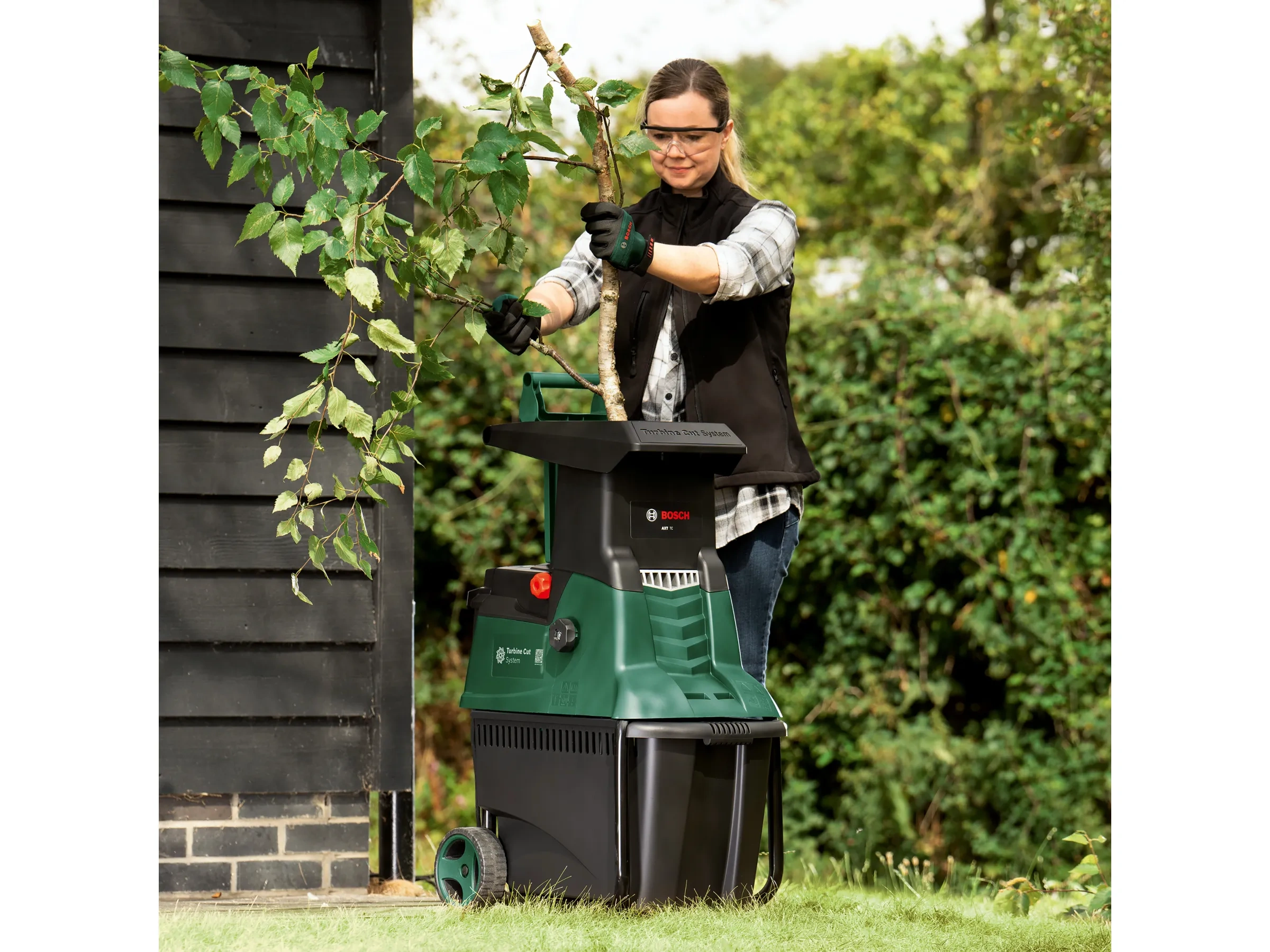 Bosch Gartenhäcksler AXT 25 TC mit Turbinen-Schnitt-System Bosch Gartenhäcksler AXT 25 TC mit Turbinen-Schnitt-System